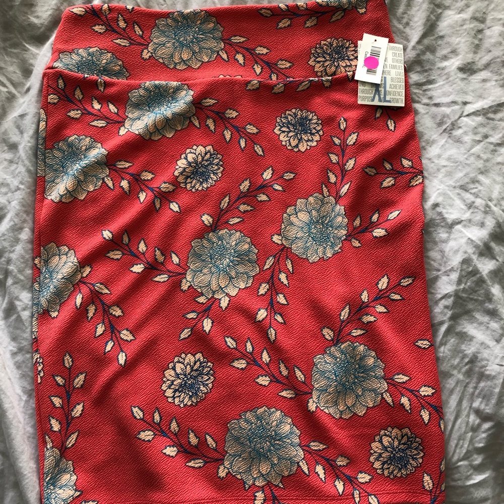 LuLaRoe XL Cassie BNWT stretchy pencil skirt 🌸🌺